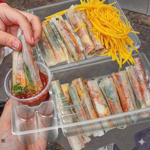 ถาดใส่อาหารใสสำหรับปอเปี๊ยะ ใช้ในซูเปอร์มาร์เก็ต รับผลิตแบบ OEM ODM มีตัวอย่างให้ทดลองใช้ ผลิตจากพลาสติก PP แบบใช้แล้วทิ้ง บรรจุภัณฑ์สำหรับอาหารสด - Product Image 1