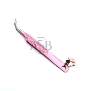แหนบโค้งสีชมพูอ่อนพร้อมจี้รูปผีเสื้อ สแตนเลสสตีล สำหรับต่อขนตาแบบวอลลุ่ม รับทำโลโก้ตามสั่ง OEM - Product Image 1