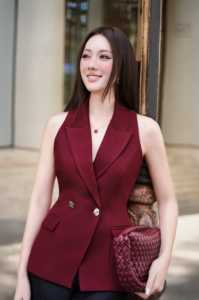 Gilet de costume élégant pour femme, rouge, sans manches, à double boutonnage, col cranté, bouton unique, style bureau, en laine peignée JAMES - Product Image 3