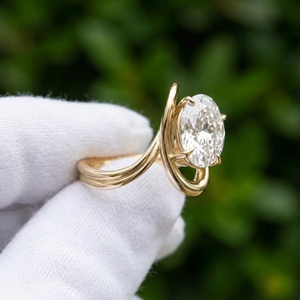 Anillo de Compromiso Sparkledge Creation de Lujo con Diamante Cultivado en Laboratorio de 3 Quilates, Corte Ovalado, E VVS2 VS1, Certificado IGI, Juego de Anillos de Boda Curvos a Juego - Product Image 3