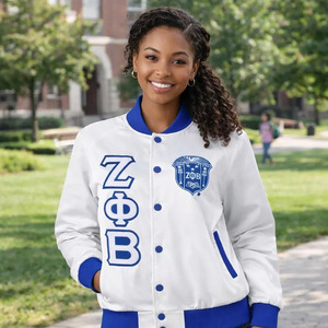เสื้อแจ็คเก็ตบอมเบอร์ผ้าซาตินฤดูหนาว Zeta Phi Beta สำหรับผู้ชาย สีขาว-น้ำเงิน ปักอักษรสมาคมพี่น้องกรีก แบบสั่งทำพิเศษจากผู้ผลิต OEM - Product Image 1