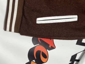 Chaqueta universitaria personalizada de alta calidad con bordado de parches para hombre, estilo bomber de béisbol, con mangas de cuero, talla grande. - Product Image 3