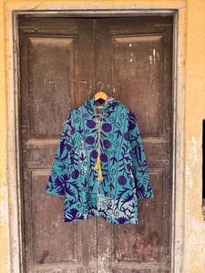 Chaqueta con Capucha Suzani Kantha Paisley, Hecha a Mano, Bordada, de Patchwork de Algodón, Estilo Bohemio Vintage, Abrigo de Invierno para Mujer, Venta al Por Mayor Personalizada - Product Image 1