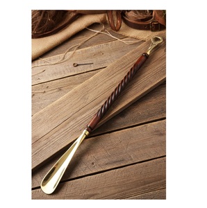 Chausse-pied en laiton doré, finition premium, outil pour enfiler les chaussures, pour une utilisation confortable et la protection de la forme du talon. - Product Image 6