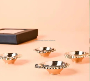 Juego de cuatro lámparas de aceite de latón pequeñas, borde decorativo adornado, decoración del hogar tradicional religiosa Vintage, lámpara de aceite de latón tradicional - Product Image 3