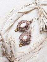 Boucles d'oreilles macramé artisanales en pierre de lune arc-en-ciel, pierres précieuses irisées, feuille d'or, style bohème, bijoux faits à la main