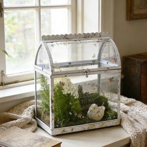 Terrario de metal y vidrio con forma de Casa Blanca, perfecto para exhibir o decorar estanterías, y para el estilo moderno del interior del hogar, procedente de la India. - Product Image 1