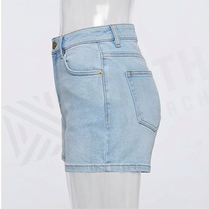 Shorts en jean droits personnalisables grande taille pour femme – Taille haute, décontracté, confort quotidien, tenue d'été - Product Image 3