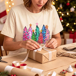 Camiseta navideña con estampado lindo, diseños personalizados y tela transpirable para regalo de temporada. Camiseta navideña con estampado. - Product Image 5