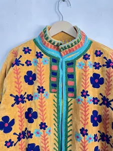 เสื้อแจ็คเก็ตกำมะหยี่สีเหลืองทำมือ ปักลายดอกไม้สีฟ้าครามและสีกรมท่า ดีไซน์หรูหราสไตล์วินเทจ - Product Image 3