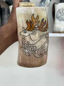 Mug artisanal en corne de buffle avec motif cerf sculpté, artisanat naturel, objet de collection, base en bois anti-fuite, laque alimentaire. - Product Image 1