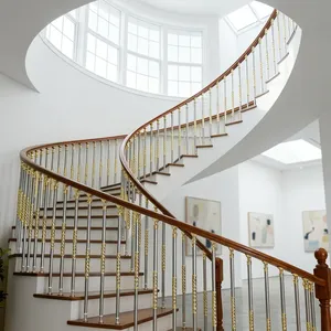 Rampe d'escalier incurvée de luxe avec main courante en bois, accents dorés et balustres en acier pour une conception intérieure élégante - Product Image 2