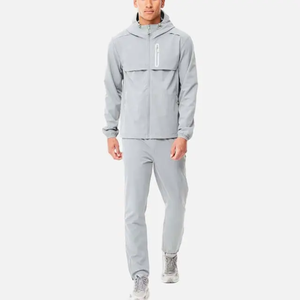 Survêtement à capuche gris clair pour homme, style sportif, couleur unie, polyester léger, vêtement de printemps avec poches latérales - Product Image 1