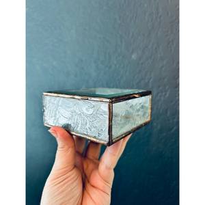 Le design minimaliste de la boîte à bijoux la rend une pièce attrayante pour les coiffeuses, les commodes et les tables de chevet. - Product Image 6