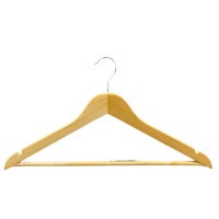Cintres en bois de pin personnalisés abordables de grande qualité à faible quantité minimale de commande pour les acheteurs en gros