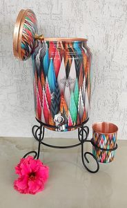 Distributeur d'eau à motif géométrique coloré avec couvercle en cuivre et tasse assortie sur support - Product Image 2