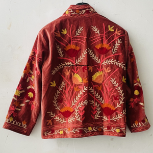 Chaqueta de Invierno de Algodón Suzani Hecha a Mano en India, Chaqueta Corta Unisex Bordada a Mano con Cuello Alto - Product Image 4
