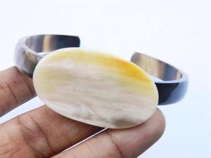 กำไลข้อมือทำมือขัดเงาจากเขาควายและเขาวัว ดีไซน์ทันสมัย เป็นมิตรกับสิ่งแวดล้อม สำหรับผู้หญิงและผู้ชาย พร้อมโลโก้สั่งทำพิเศษสำหรับงานแต่งงาน - Product Image 5