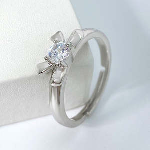 Anillo de Compromiso Elegante y Lindo de Plata de Ley 925 con Zirconia en Forma de Lazo, Corte Brillante Redondo de 0.50 CT, Banda Ajustable para Mujer - Product Image 3