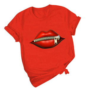 T-shirt décontracté à manches courtes et col rond pour homme, imprimé lèvres rouges et fermeture éclair, coupe classique, en jersey de coton, motif avant - Product Image 4