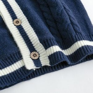 Cardigan respirant à col en V pour homme, pull en tricot rayé doux au toucher, pour un confort durable - Product Image 5