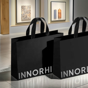 Bolsas de Regalo de Papel Negro de Lujo, Ecológicas, Reciclables, con Asas de Cinta Laminada Mate, Impresas en Offset en Guangdong - Product Image 1