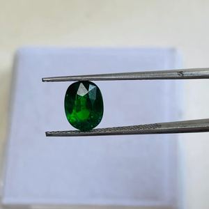 พลอยทซาโวรีตทรงรีธรรมชาติ น้ำหนัก 2.50 กะรัต คุณภาพระดับ AAA พร้อมความเงางามระดับ AAA และสีเขียวสดใส ตัดและขัดเงาอย่างสมบูรณ์แบบ - Product Image 1