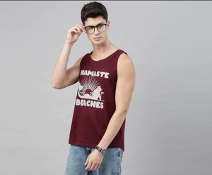 Camiseta sin mangas para hombre, color granate, con estampado Namaste Beaches, cuello redondo, estilo casual, 100% algodón, transpirable, tejido de punto, logotipo frontal - Product Image 1
