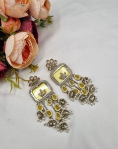 Boucles d'oreilles pendantes Jhumki de créateur, taille Radiant, avec accents de perles, pour femmes, pour les soirées et les festivals, collection de bijoux fantaisie - Product Image 5