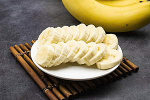 Dés de banane surgelés IQF certifiés HACCP, 100 % banane, emballés sous vide pour smoothies, desserts et exportation - Product Image 2