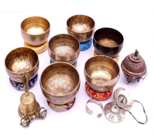 Juego de cuencos tibetanos de latón grabados con los siete chakras sobre cojines de seda coloridos, disponible a precio de mayorista. - Product Image 2