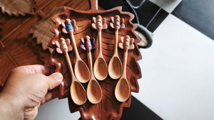 Cuchara de Madera Doussie Hecha a Mano para Bebés, Diseño Minimalista, Ecológica, Degradable, Duradera, Personalizable, Utensilio de Cocina Dorado - Product Image 6