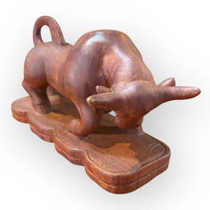 Une statue de buffle exquisamment sculptée, en bois de santal, est présentée. - Product Image 1