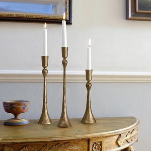 Juego de Portavelas Cónicos de Latón Martillado Aurelia – Candelabros Metálicos Delgados en Oro Antiguo para Decoración de Bodas y Mesas de Comedor de Lujo - Product Image 3
