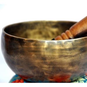 Bol chantant tibétain traditionnel en laiton pur, offrant une résonance profonde pour la guérison des chakras, la pratique du yoga et la méditation bouddhiste. - Product Image 5