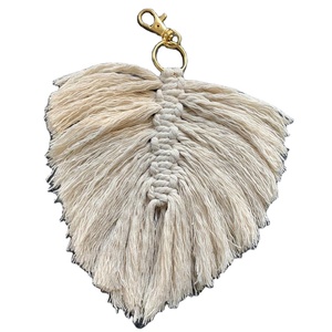 พวงกุญแจขนนก - Product Image 1