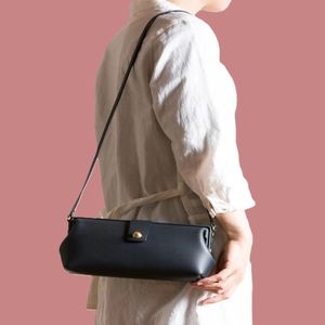 Bolso de Mano Estilo Doctor Bag Royaa de Cuero Genuino Impermeable / Azul Marino / Bolso de Hombro / Bolso Casual / Hecho a Mano / Escolar - Product Image 3