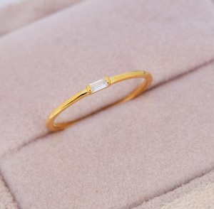 Anillo Minimalista de Plata de Ley con Circonita Cúbica en Forma de Baguette, en Plata o Oro - Product Image 4