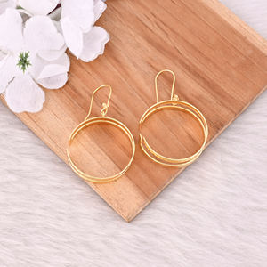 Boucles d'oreilles pendantes de créateur faites à la main, plaquées or jaune classique, en laiton, boucles d'oreilles modernes, personnalisées pour femmes et filles - Product Image 2