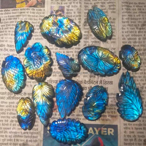 Pierre précieuse de Labradorite naturelle attrayante Pierre multi-flashy polie lisse de Madagascar Forme mixte Labradorite sculptée - Product Image 1