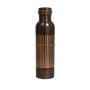 Bouteille d'eau en cuivre de style ayurvédique pour une utilisation régulière, favorisant la vitalité, la digestion et le bien-être équilibré - Product Image 1