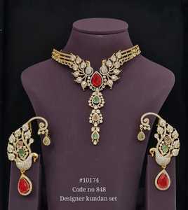 Ensemble de bijoux Designer Kundan 10174, collier et boucles d'oreilles en laiton plaqué or, imitation perle Moissanite, pour mariage - Product Image 4
