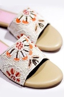 Sandal Selop Musim Panas Modern Gaya Terbaru Laris Manis, Sandal Wanita Custom Berhias Manik-Manik Mata Iblis, Warna dan Bahan Dapat Disesuaikan