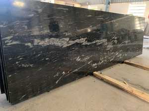 Dalle de granit noir graphite à surface flammée, design moderne, durable pour les zones à fort trafic dans les cuisines et salles de bain domestiques - Product Image 3