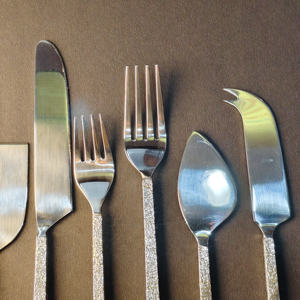 Ensemble de service en acier inoxydable à finition martelée moderne, deux tons or et argent, ustensiles de cuisine professionnels, écologiques et durables - Product Image 3