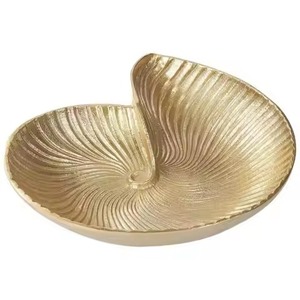 Bol en aluminium coulé doré à bord ondulé, finition polie, design glamour fait main, pour service de fête - Product Image 3