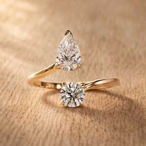 Anillo de compromiso Toi Et Moi con diamante cultivado en laboratorio de corte brillante en forma de pera y redondo, oro macizo de 10K, 14K, 18K, diseño de joyería fina E VVS - Product Image 1