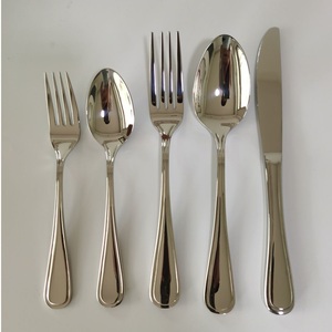 Elegante Juego de Cubiertos Plateados con Diseño de Líneas, Acero Inoxidable de Alto Brillo y Gran Resistencia - Product Image 1