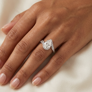 Anillo de Diamantes de 2.00 Quilates, Claridad VS1, Color F, Corte Pera, Certificado IGI, Oro Blanco de 14k, Diamante Cultivado en Laboratorio, Estilo Pavé, para Joyería - Product Image 4