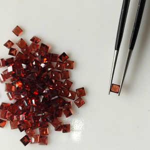 โกเมนสีแดงธรรมชาติ 2.75 มม. ทรงสี่เหลี่ยมเจียระไนแบบสเต็ปคัท คุณภาพดีที่สุด พลอยเม็ดเดี่ยวสำหรับทำเครื่องประดับ - Product Image 3